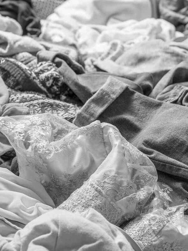 salg af brugt tøj og især brugt undertøj – herunder uvasket undertøj, som er særligt eftertragtet i visse nichemarkeder. Teksten formidler et kontroversielt emne med en balanceret tone, hvor der både fokuseres på økonomiske og kulturelle aspekter ved brugtsalg, uden at fordømme.